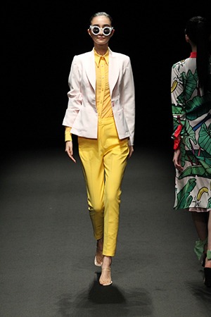 GRANDI Tokyo Fashion Week pink yellow office wear Black iris lenses