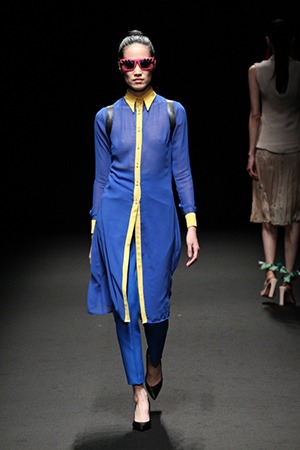 GRANDI Tokyo Fashion Week blue yellow shirt dress Black iris lenses